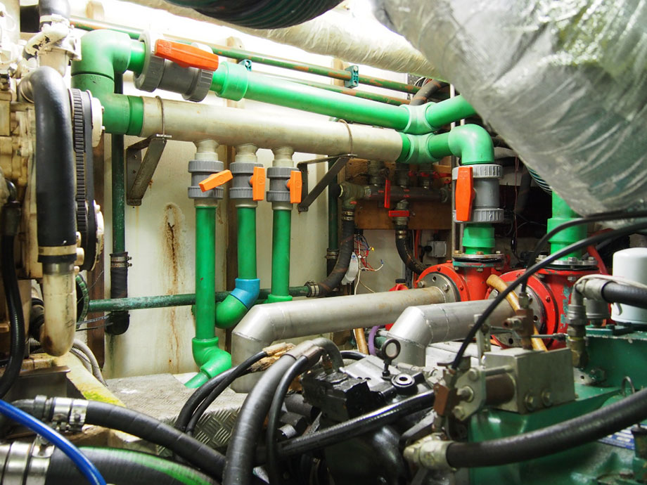 Live bait tank pipework and pumps. In foreground, hydraulic pump system connected to gearbox output PTO.