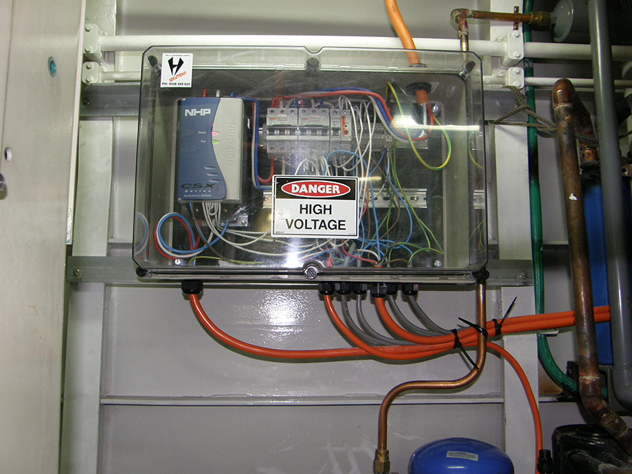 Electrical wiring of control panel for the operation of the compressor for ice machine. 